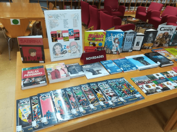 Novedades de la Biblioteca de Arroyo por primavera 2021 Mesa con novedades de la biblioteca