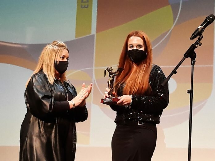 Yolanda Centeno recibe la Niña de Benalmádena de manos de la concejala de Festejos