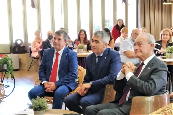 E. Pablo Centella, Víctor Navas y Francisco de la Torre en el Colegio Internacional Torrequebrada