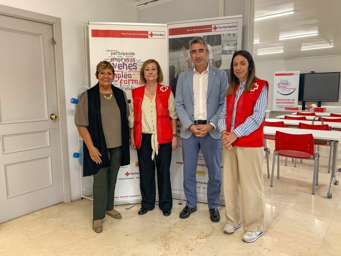 El alcalde y la concejala de Bienestar Social en Cruz Roja Benalmádena