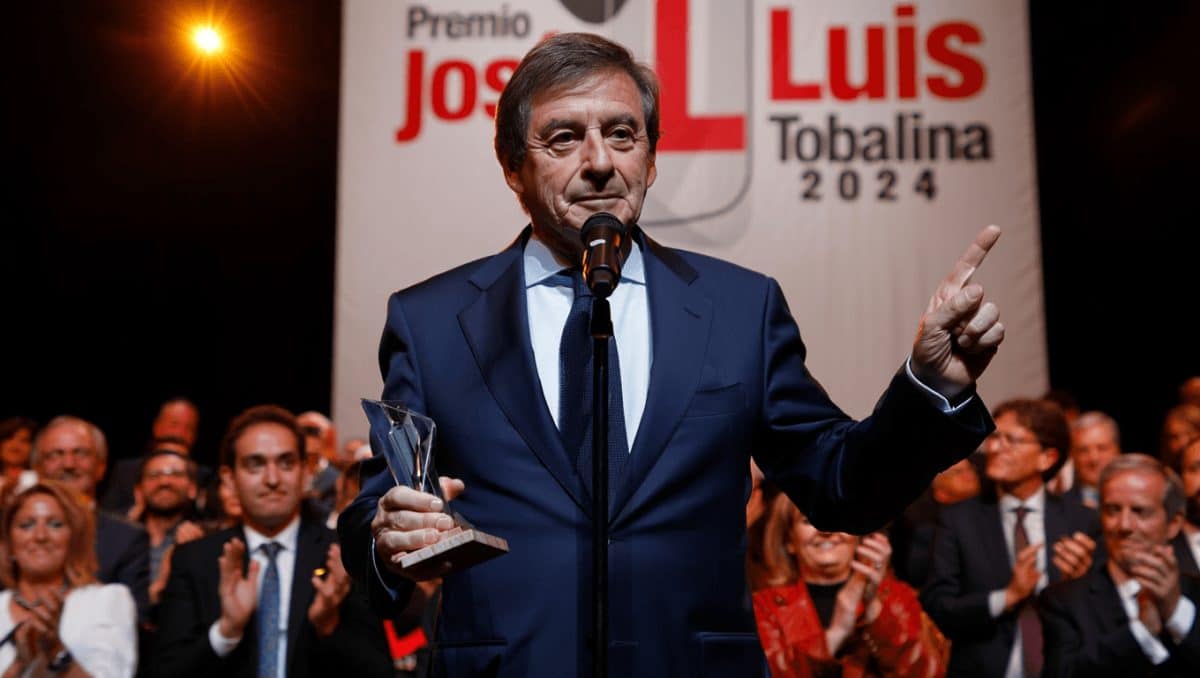 El periodista malagueño Juan Gaitán recibe el Premio José Luis Tobalina por su artículo ‘Santos, difuntos’ - juan gaitan e1773854948179