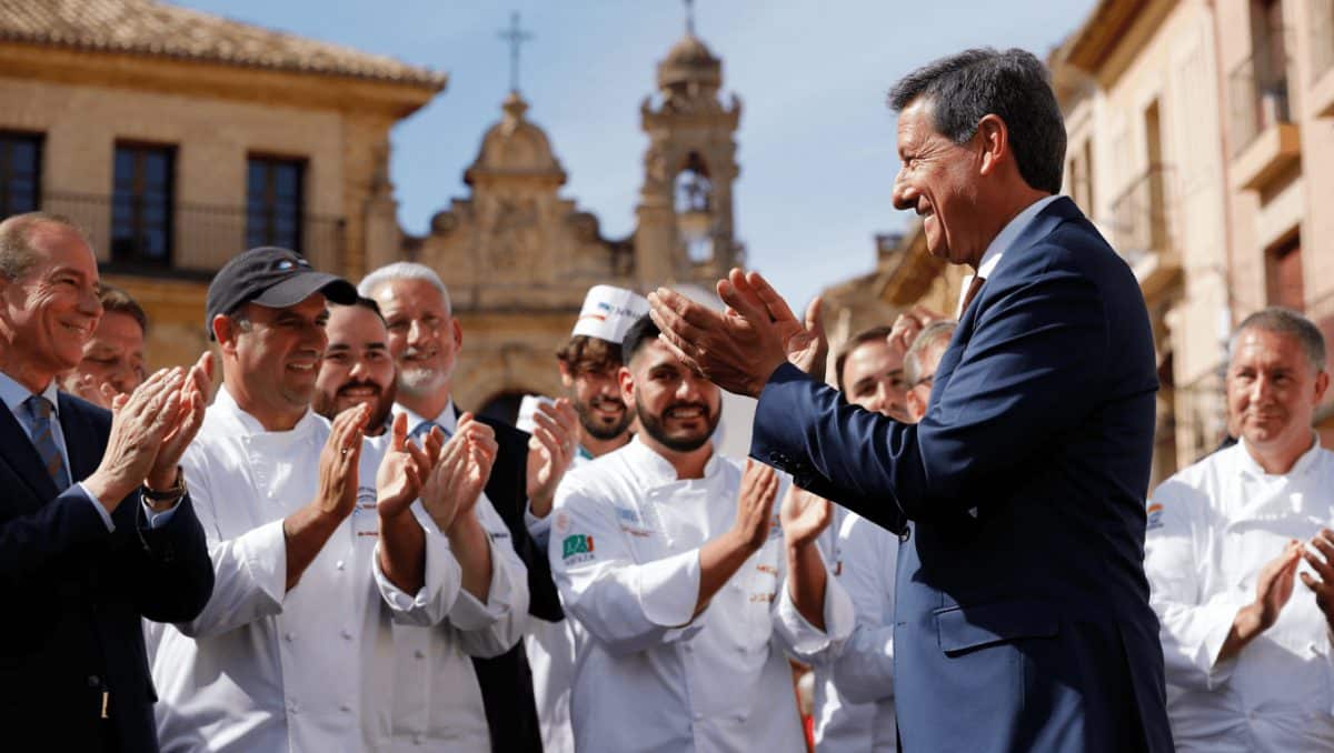 Las autoridades con los galardonados
