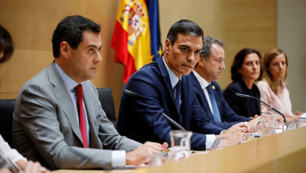 La Junta Electoral avisa a TVE de que debe ser neutral tras su rótulo de la «flor en el culo» contra Juanma Moreno