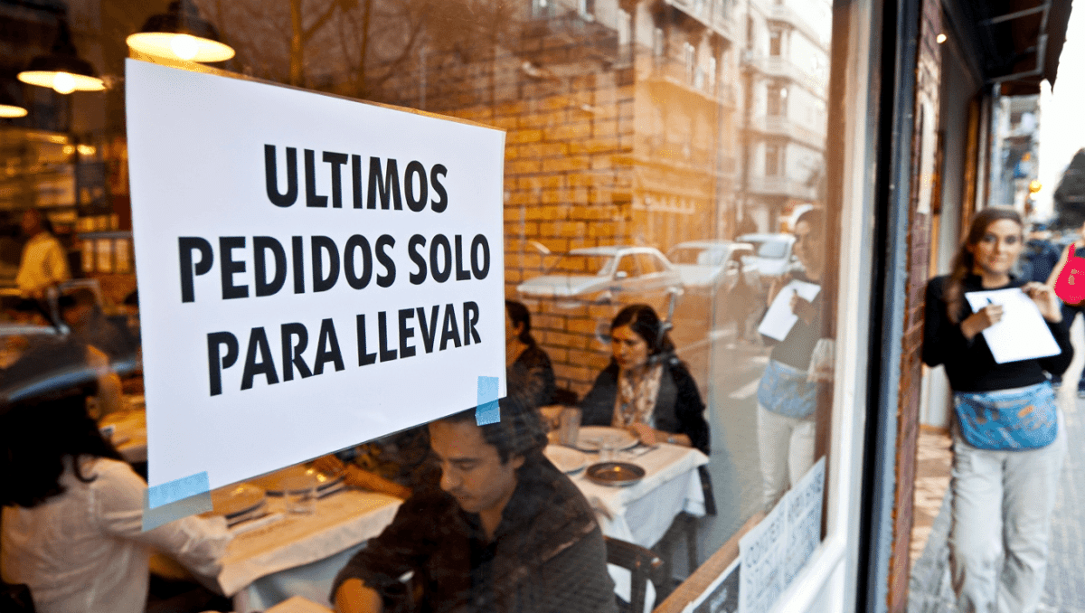 Un restaurante avisa con este cartel de lo que ocurre si un cliente pide antes del cierre: se ha llevado los aplausos