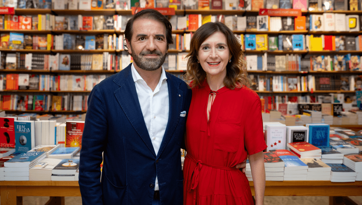 Eduardo Mendoza y Regina Rodríguez Sirvent, los escritores más vendidos de Sant Jordi