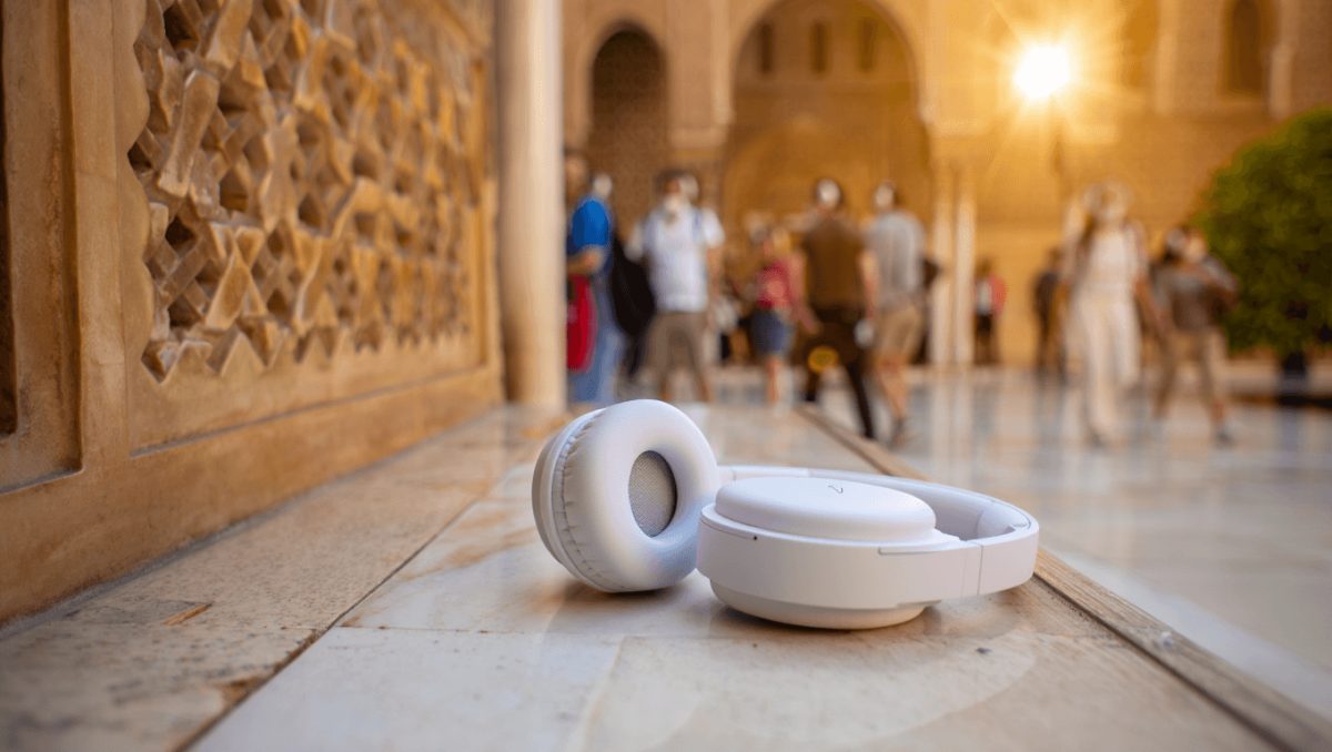 La Alhambra pone en marcha un servicio de auriculares y receptores para evitar las voces y el ruido de los turistas