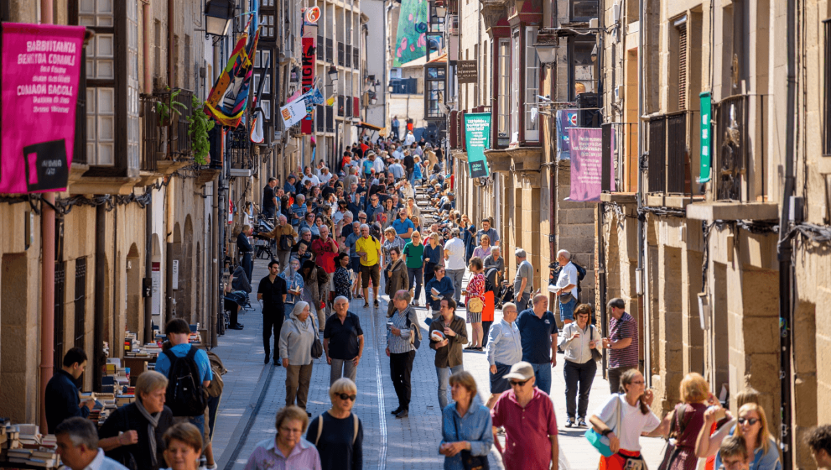 Escritores y poetas toman las calles de Barbastro en la quinta edición de Barbitania