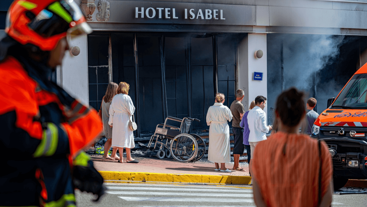 
Dos sillas de ruedas provocan un incendio que obliga a desalojar un hotel de Torremolinos
