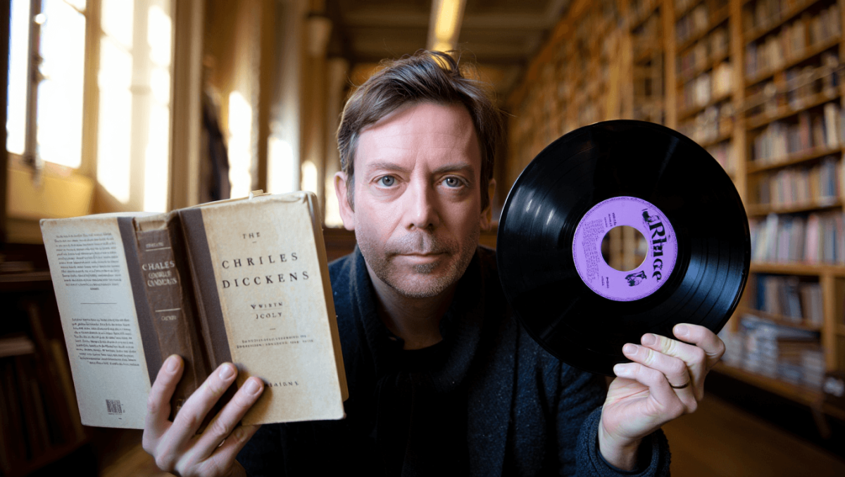 Nick Hornby hermana a “Dickens y Prince”