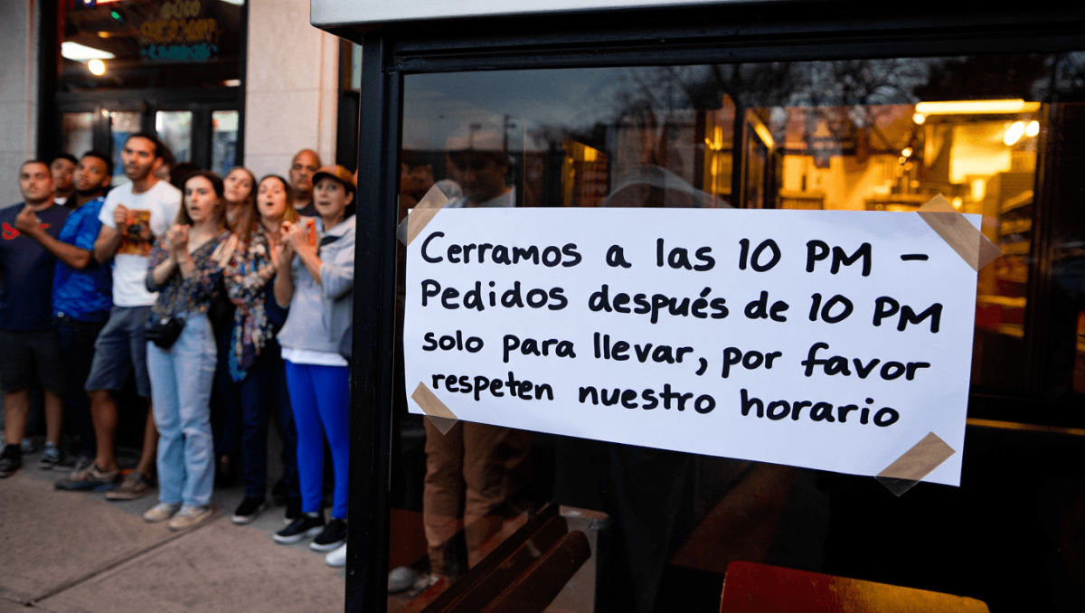 Un restaurante avisa con este cartel de lo que ocurre si un cliente pide antes del cierre: se ha llevado los aplausos