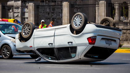 Un coche volcado tras un aparatoso accidente en la avenida de Libia