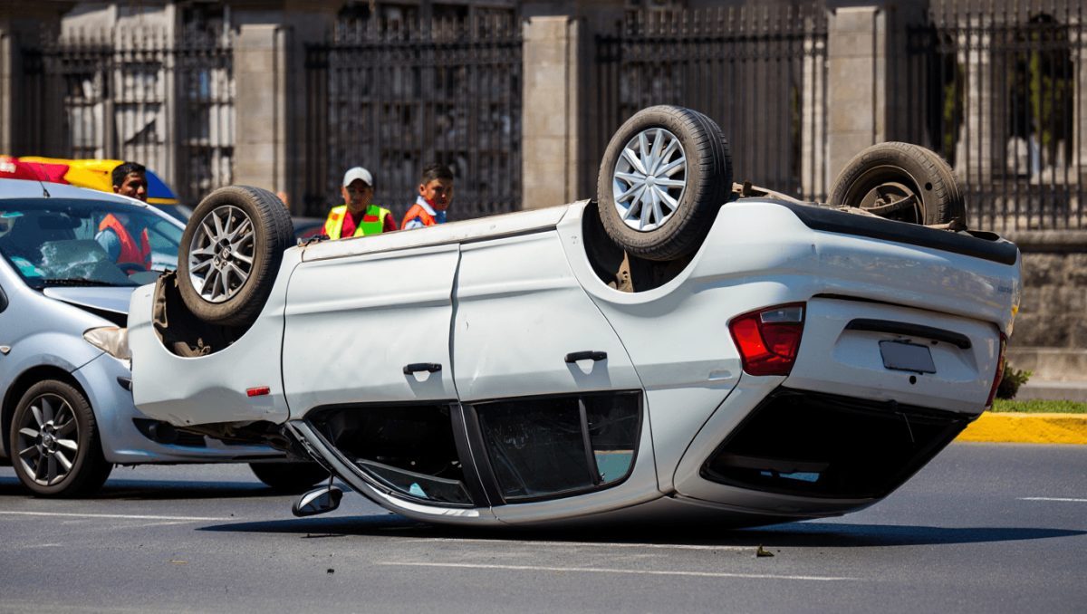 Un coche volcado tras un aparatoso accidente en la avenida de Libia