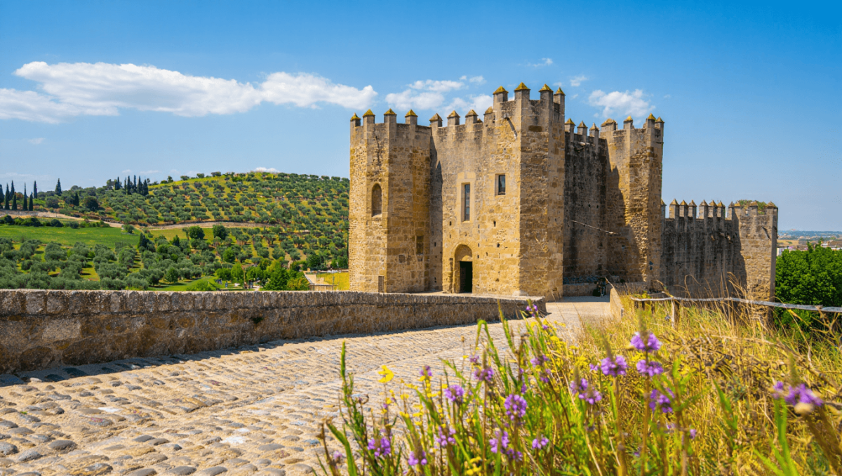 Castillos, la piedra y las leyendas resucitan para activar el turismo
