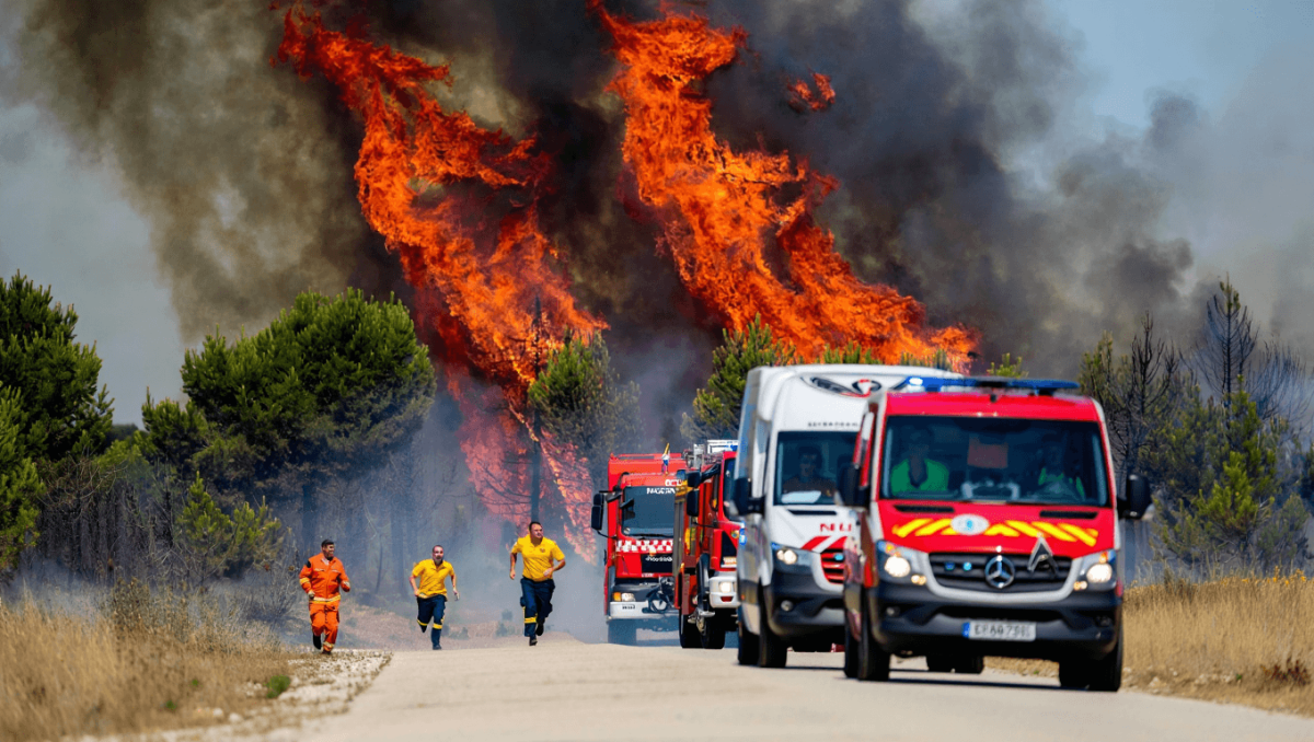 Un fuego obliga al desalojo de 360 vecinos en Villanueva de los Castillejos (Huelva)