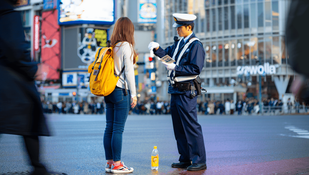 "Si tiras basura, pierdes dinero": el lema con el que uno de los barrios más conocidos de Tokio multa a los turistas que ensucian sus calles