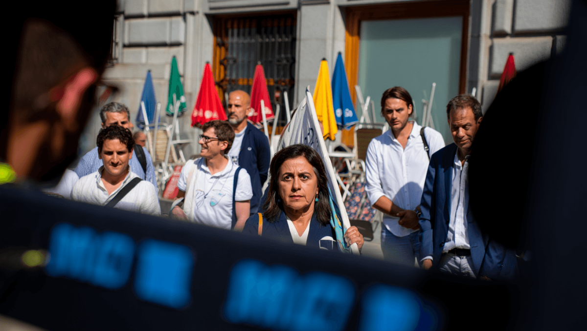 Los dueños de los chiringuitos de playa van al Senado y la consejera critica la actitud del Gobierno