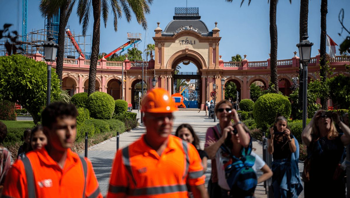 Antiguos trabajadores de Tívoli a las puertas del parque. / D.MACÍAS