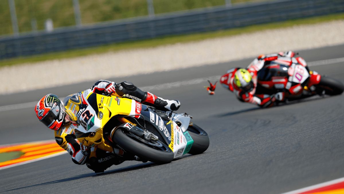 Bezzecchi espanta los fantasmas de Brno y lidera la primera sesión en Assen tras una caída de Márquez