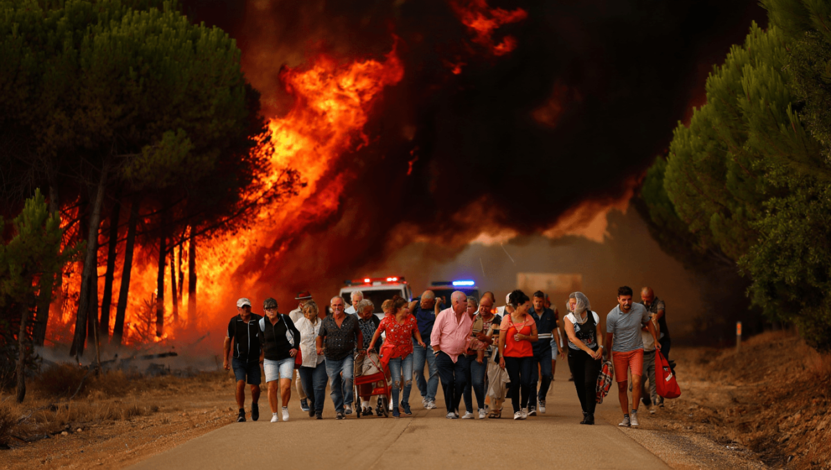 Un fuego obliga al desalojo de 360 vecinos en Villanueva de los Castillejos (Huelva)