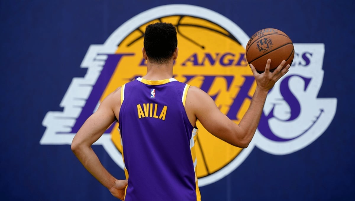 Los Lakers firman a Robbie Avila, el jugador de baloncesto que rompe todos los estereotipos