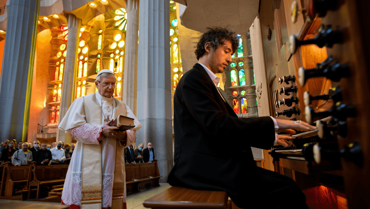 Juan de la Rubia, el organista piloto que pondrá música a la misa del papa León XIV en la Sagrada Familia:  "La arquitectura de la basílica no es la mejor para tocar este tipo de partituras"
