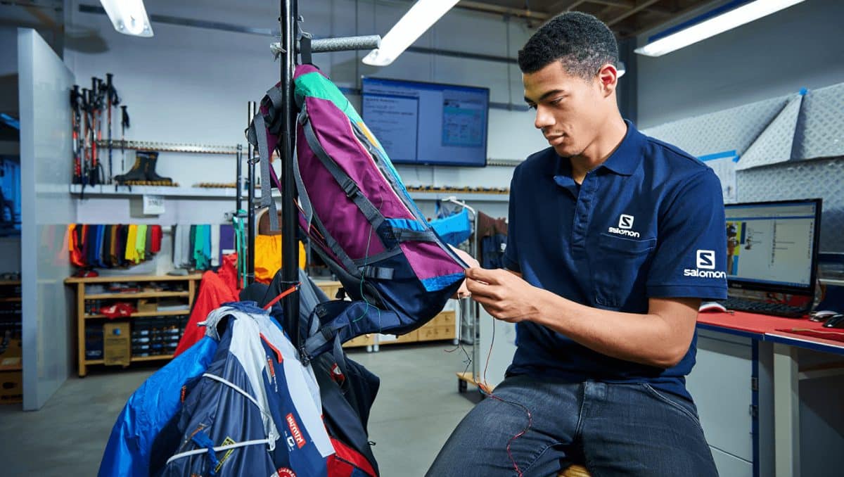Salomon repara tu ropa y mochilas desde España: el servicio que puede reducir hasta un 30% la huella de carbono de tus prendas