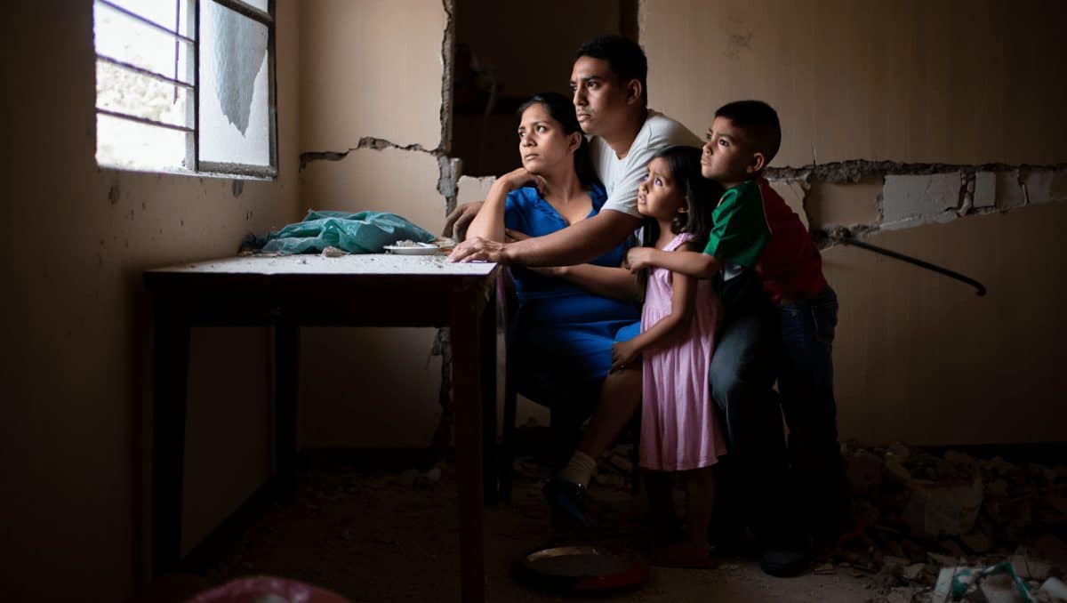 Qué hacer durante un terremoto: protegerse bajo una mesa y no salir al exterior hasta que termine el temblor