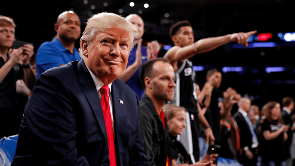 Dientes, dientes: Trump responde con una sonrisa burlona a sus abucheos en la final de la NBA
