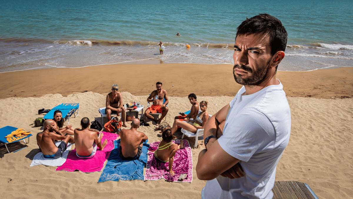 Va a una playa de Cádiz para criticar a los bañistas: «La gente que no está en forma, se sienta en la silla y no se mueve»