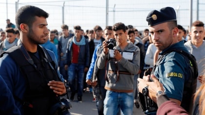 La Guardia Civil a un periodista mientras miles de marroquíes tomaban Ceuta: «Documentación, por aquí no se puede pasar»
