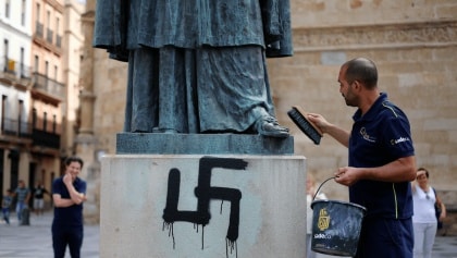 Sadeco borra la esvástica con la que se vandalizó la estatua de Maimónides