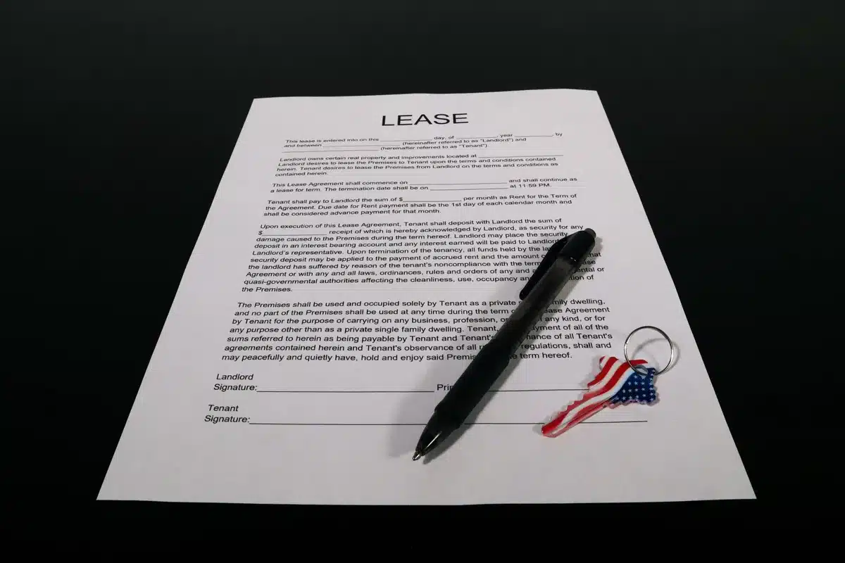 Contrato de alquiler y documentos sobre una mesa de trabajo