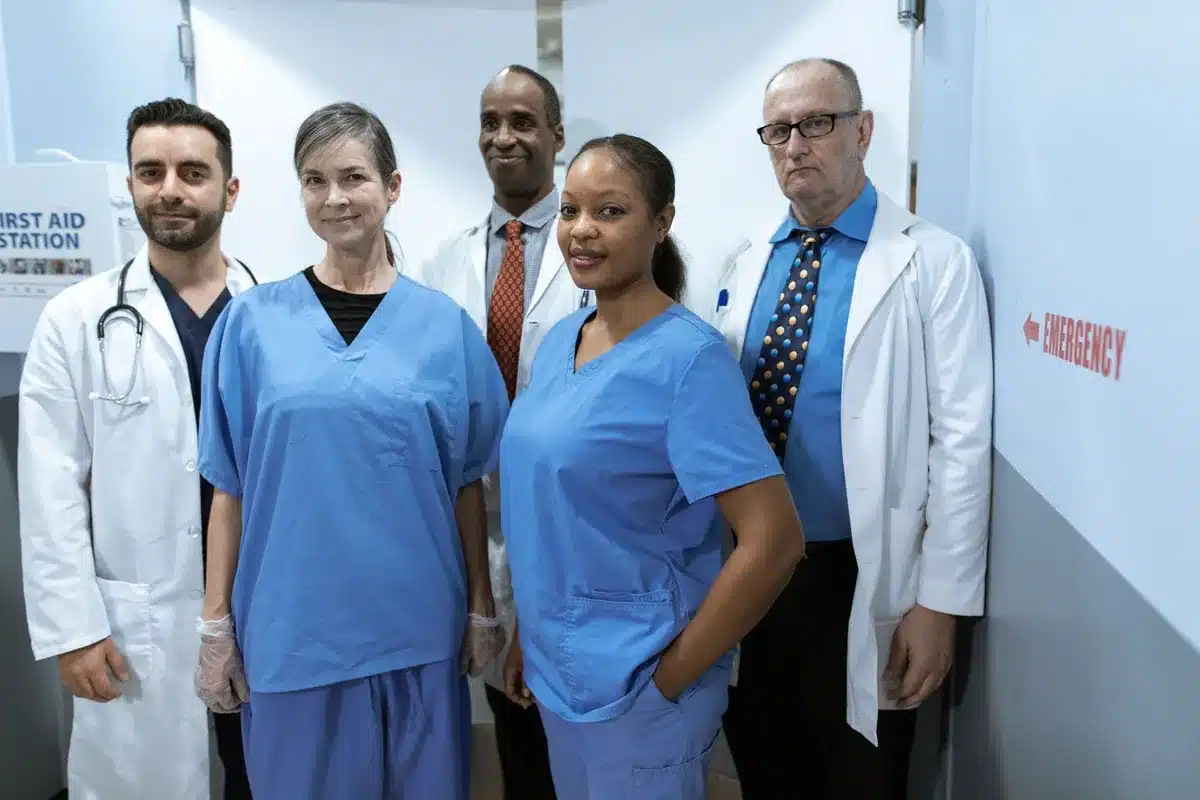 Profesionales sanitarios trabajando en un entorno hospitalario, representando enfermería y personal de salud