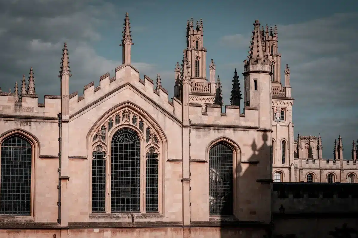 Fachada hist&oacute;rica de la Universidad de Oxford donde Borges pronunci&oacute; su discurso de 1969