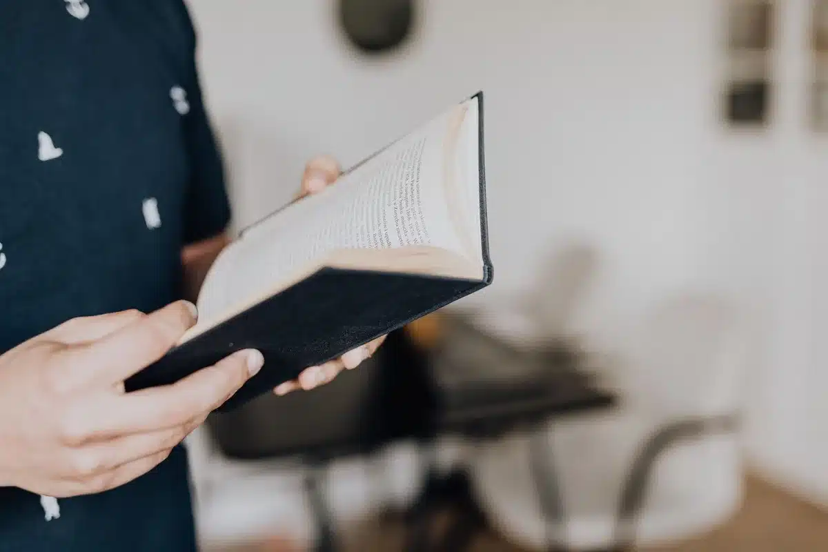 Lector concentrado hojeando un libro con atenci&oacute;n, simbolizando la lectura profunda del cuento