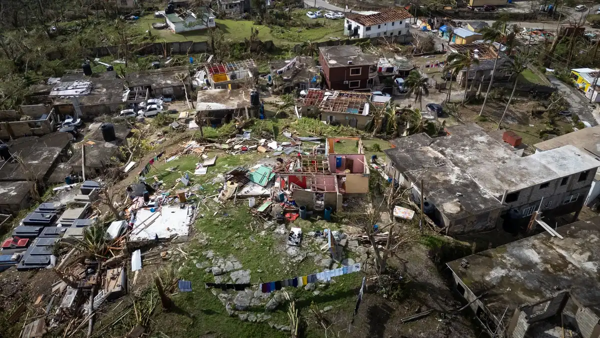 Trabajos de emergencia durante el temporal con rachas de viento intensas