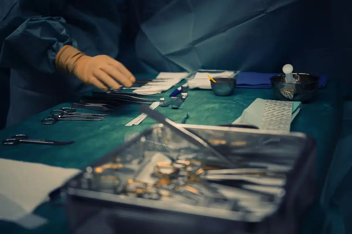 Sala de quir&oacute;fano con equipamiento m&eacute;dico e instrumental quir&uacute;rgico