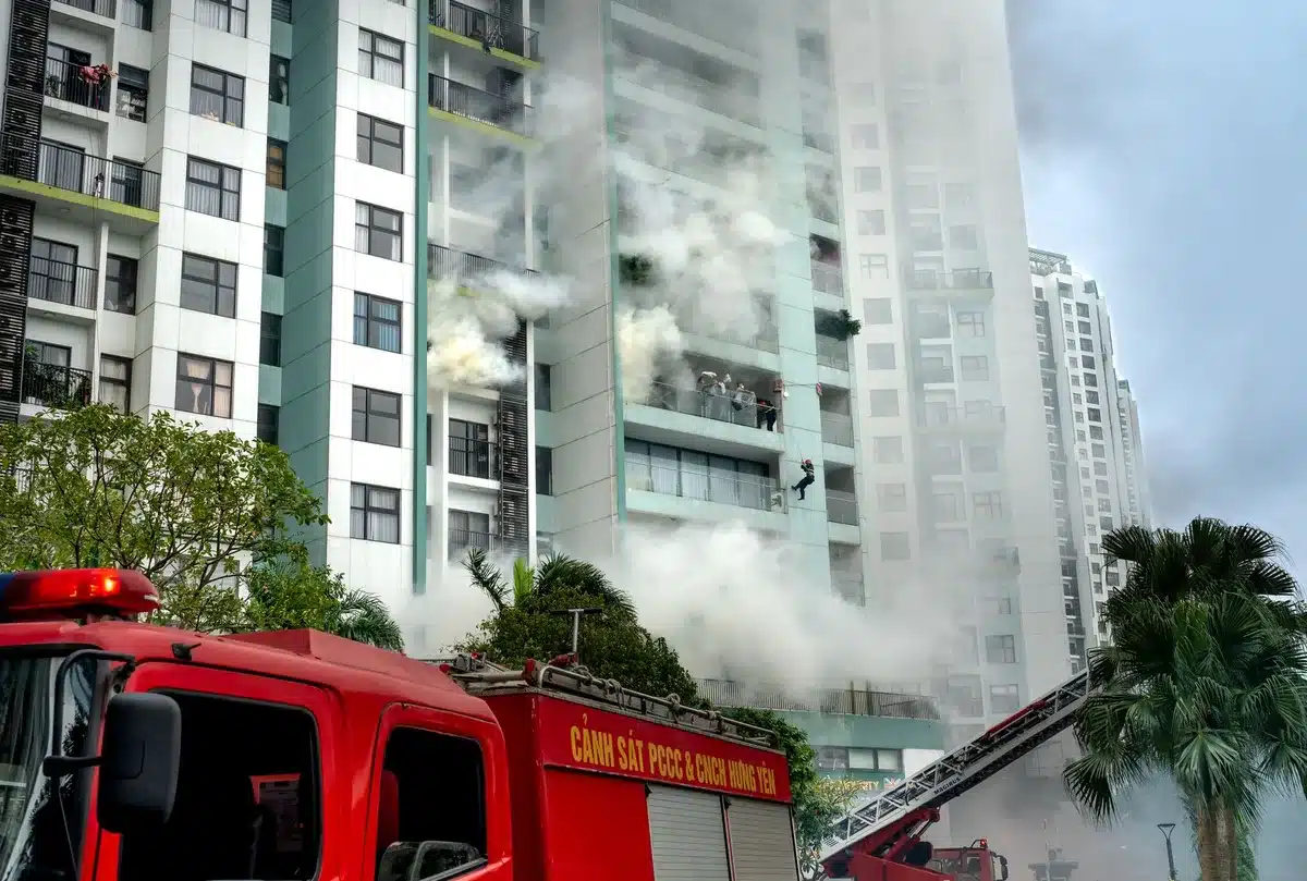 Bomberos sofocando un incendio en una vivienda residencial