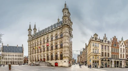 Plaza histórica con turistas y visitantes paseando entre edificios municipales y servicios públicos