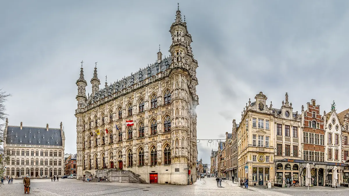 Plaza histórica con turistas y visitantes paseando entre edificios municipales y servicios públicos