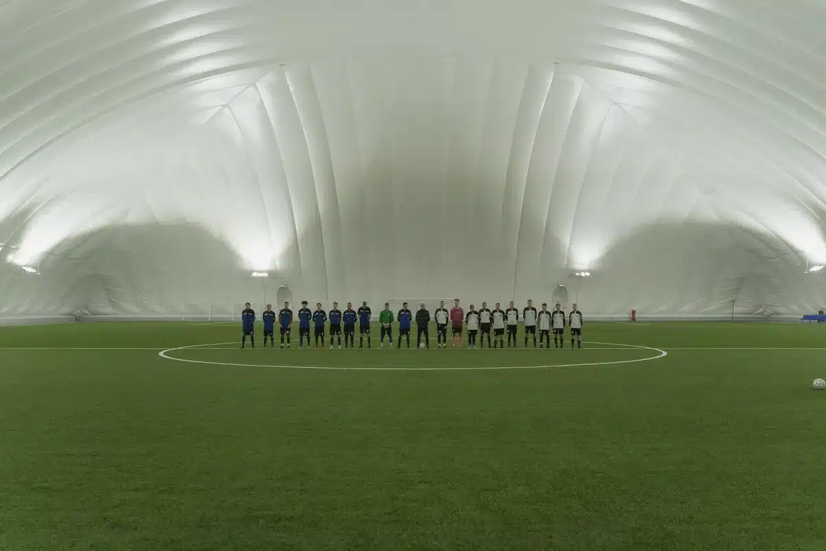 Instalaciones de pabellón de fútbol sala en reforma con estructuras y andamios visibles