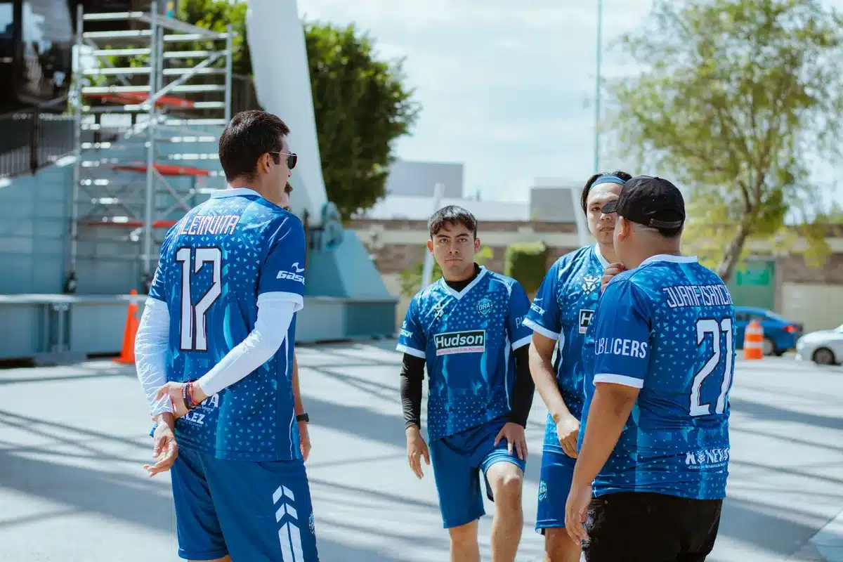 Grupo de jugadores y cuerpo técnico en sesión de trabajo y planificación deportiva