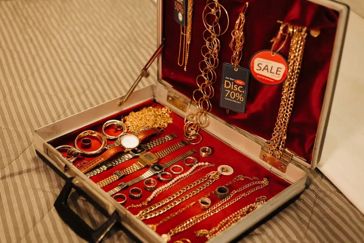 Relojes, anillos y joyas incautadas como evidencia en operativo policial