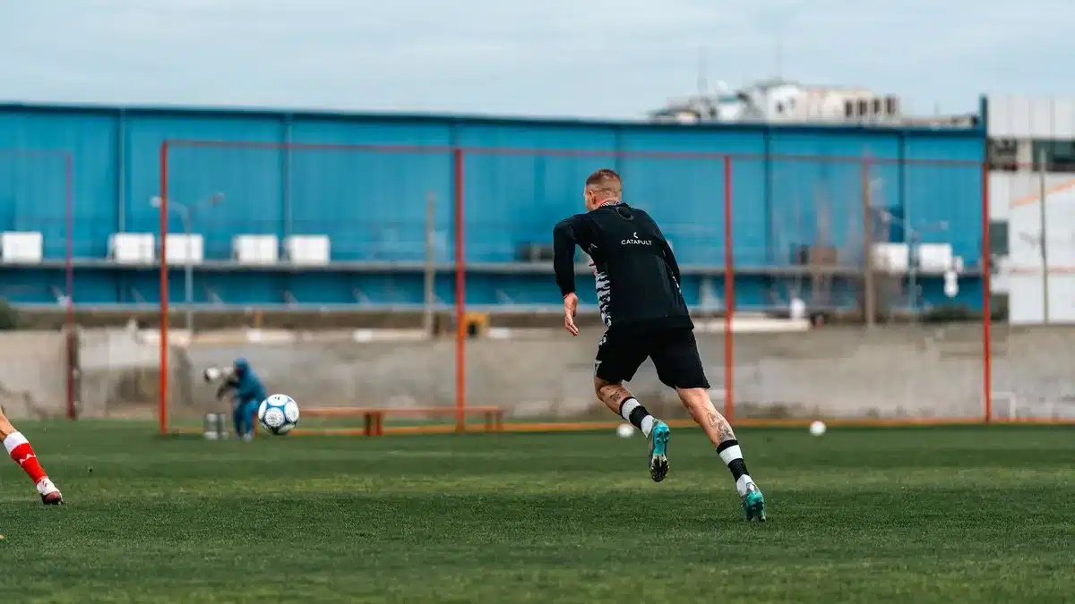 Jugadores entrenando en el campo durante la pretemporada