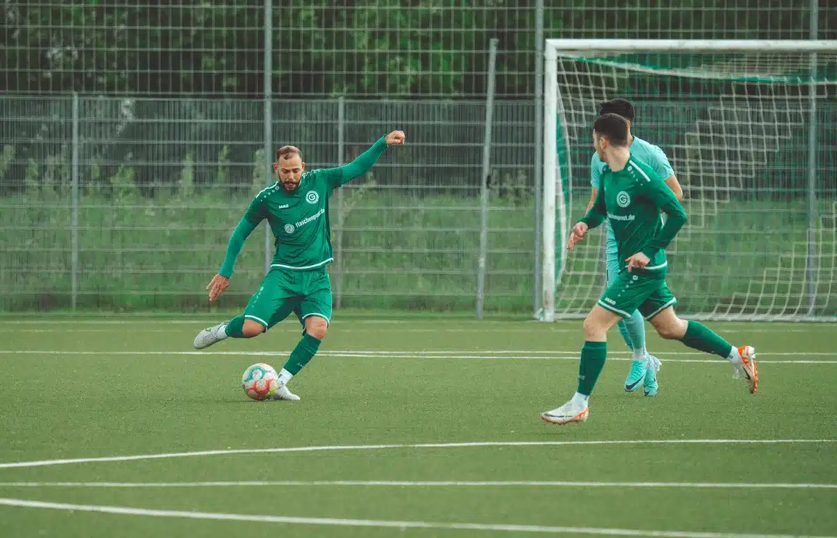 Futbolista de mediocentro durante un entrenamiento de equipo en un campo de fútbol