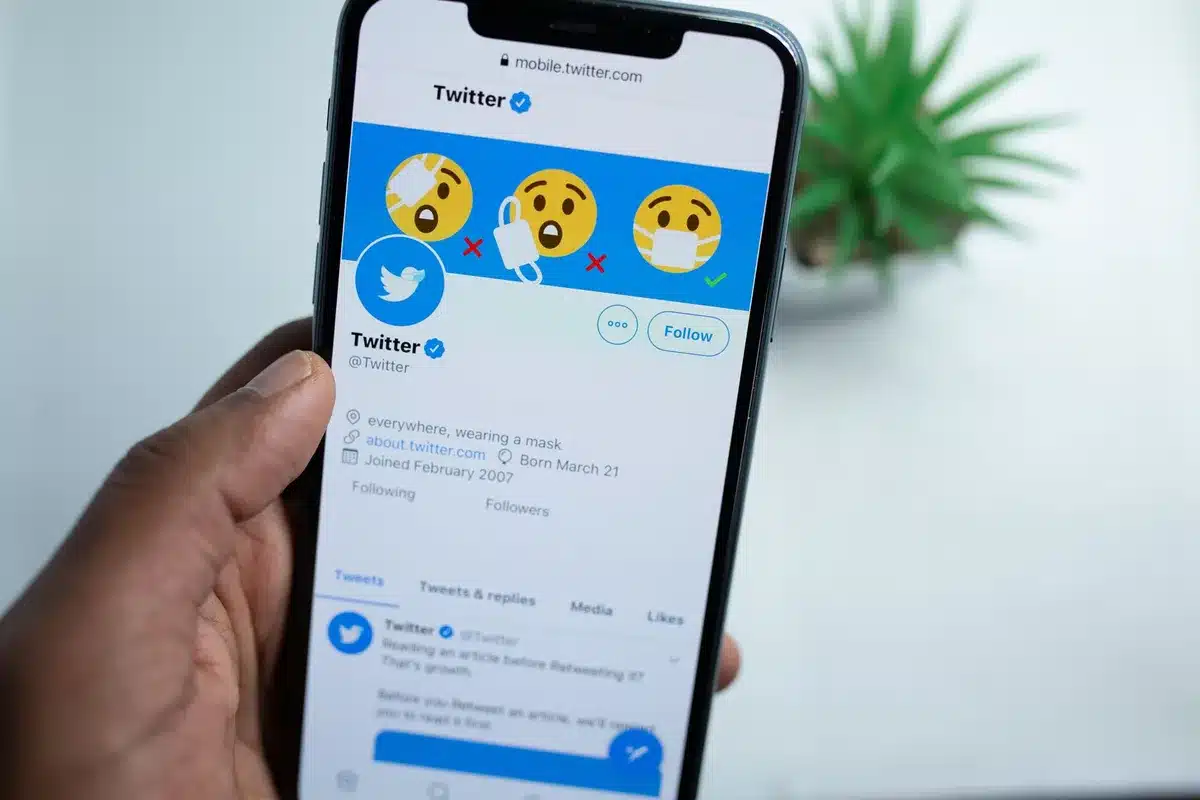 Teléfono móvil mostrando un mensaje en redes sociales que se vuelve viral