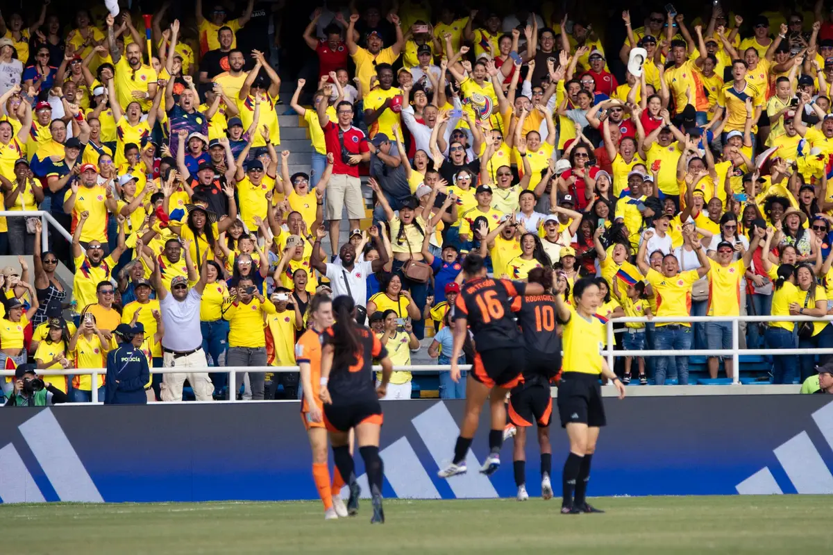 Multitud en estadio celebrando un gol durante un partido de fútbol