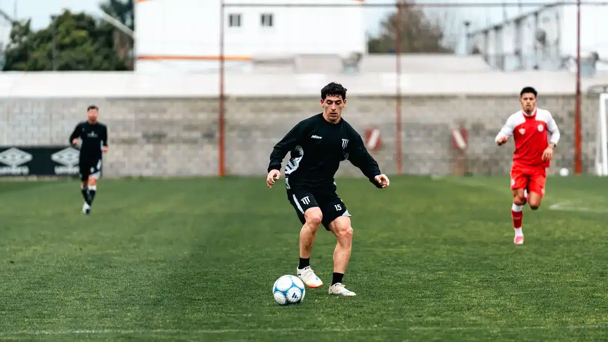 Circulación de balón del equipo español en el centro del campo durante la final
