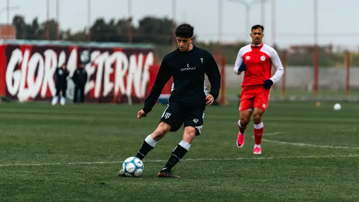 Futbolista joven concentrado durante un entrenamiento de alta intensidad