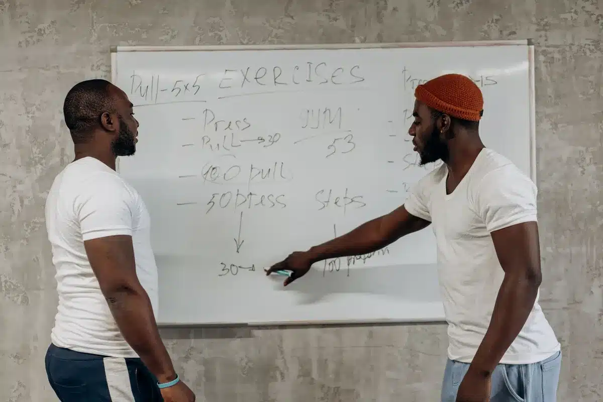 Plan de entrenamiento semanal distribuido en diferentes grupos musculares